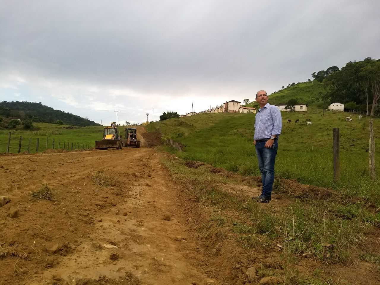 Secretaria de Obras recupera estrada que Liga Jacareci a Pau Brasil